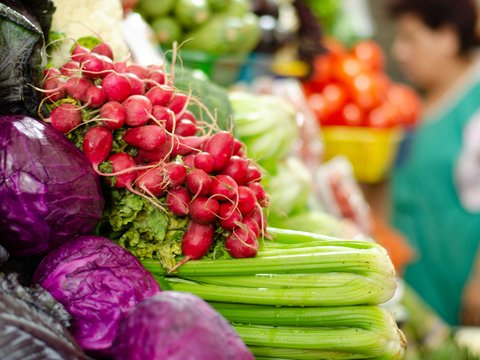 a bunch of vegetables that are on display