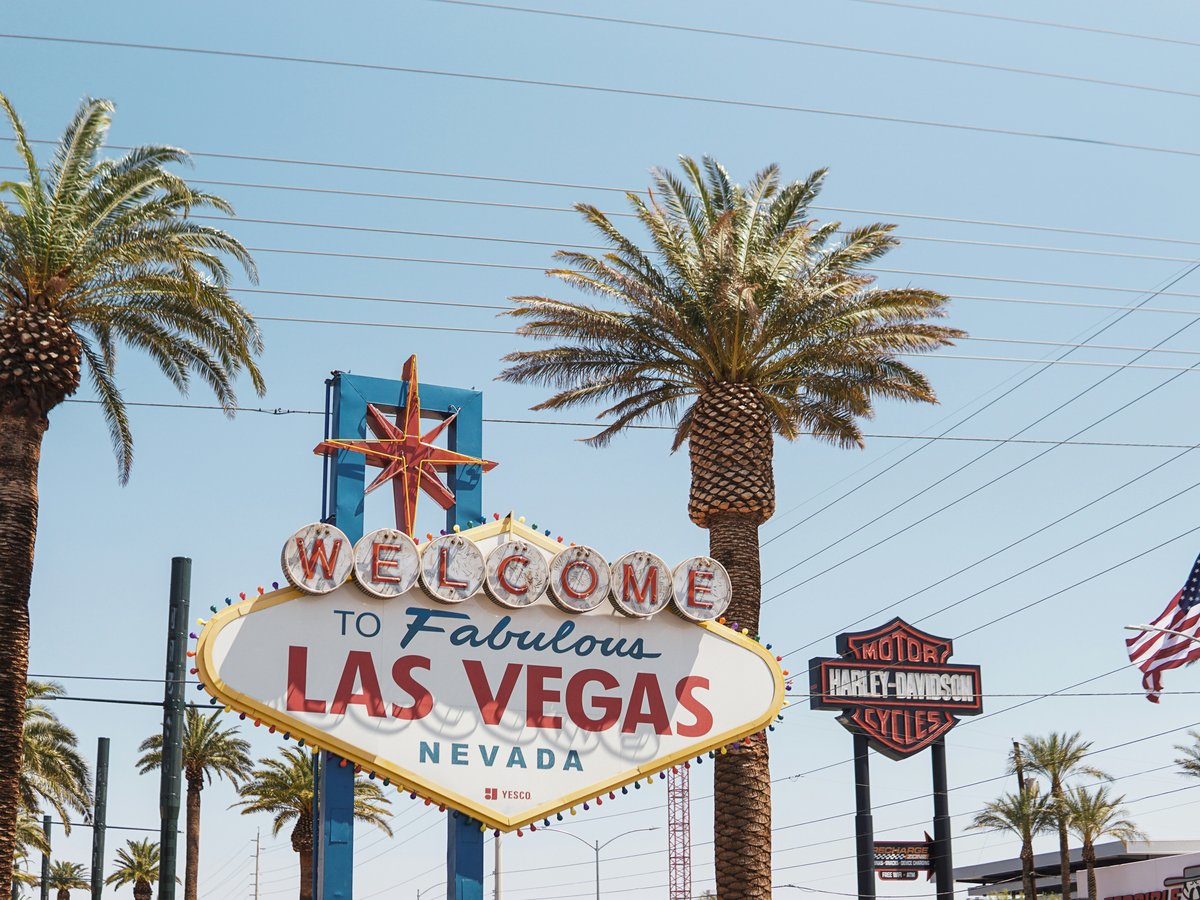 a welcome to fabulous las vegas sign in front of palm trees