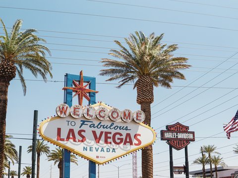 a welcome to fabulous las vegas sign in front of palm trees
