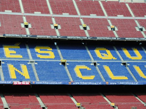 a blue and yellow sign that says ess guu un club