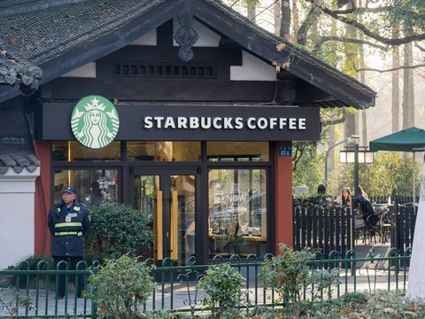 Starbucks coffee shop with outdoor seating area