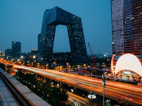 a very tall building in the middle of a city