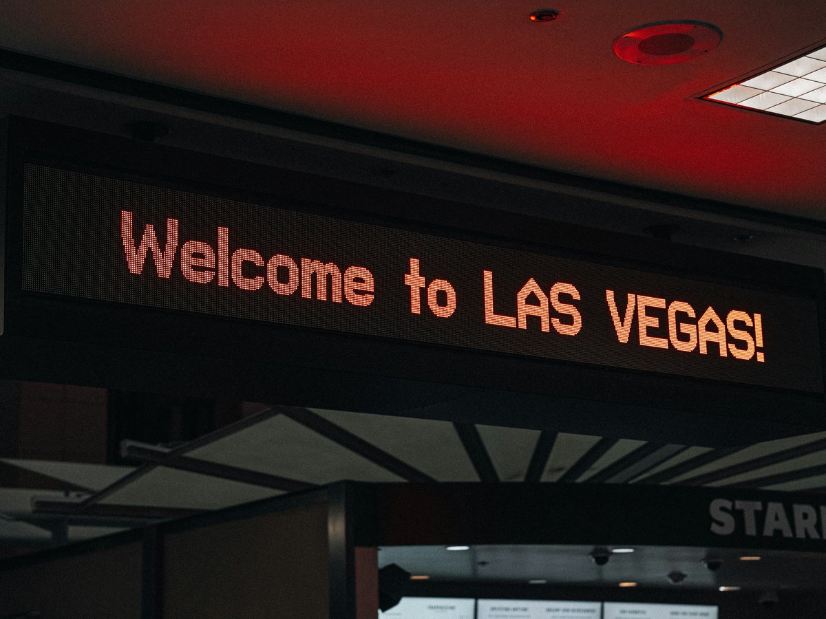 a sign that says welcome to las vegas