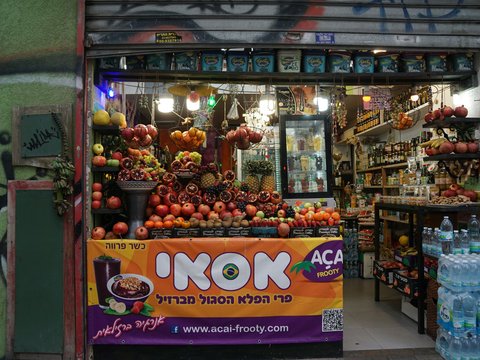red and yellow fruit display