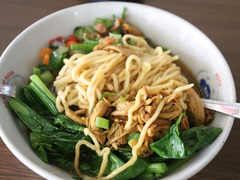 a close up of a bowl of food with noodles
