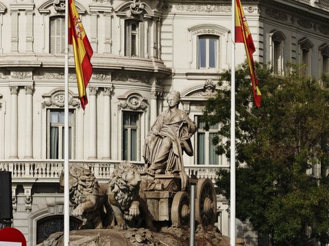 Statue of goddess cibeles with spanish flags and fountains