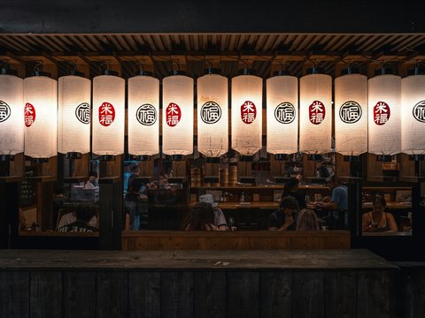 A group of lights hanging from the side of a wall