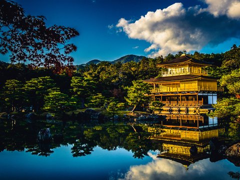 pagoda house near body of water during daytime