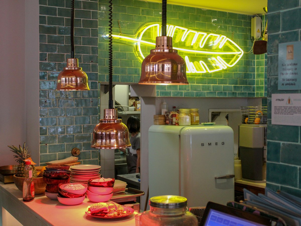 kitchen area showing lighted pendant lamp