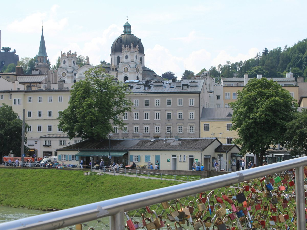 a large building with a dome on top