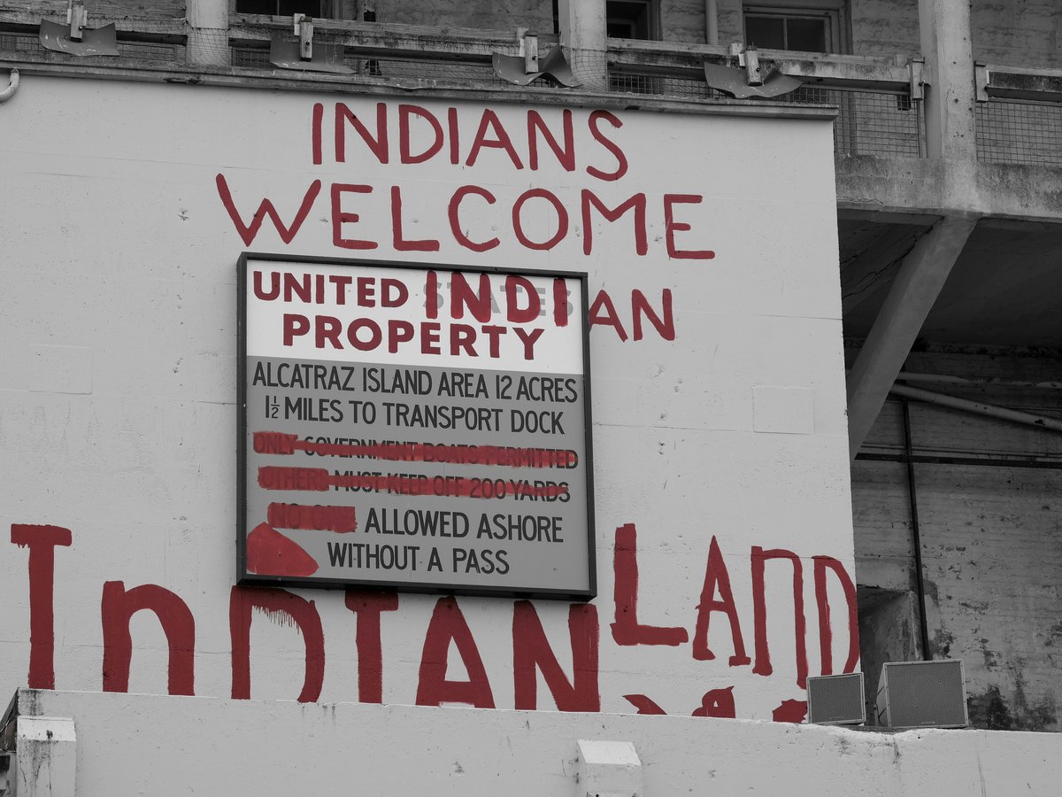 a sign on the side of a building that says indian's welcome