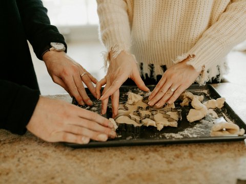 shallow focus photo of person touching black tray